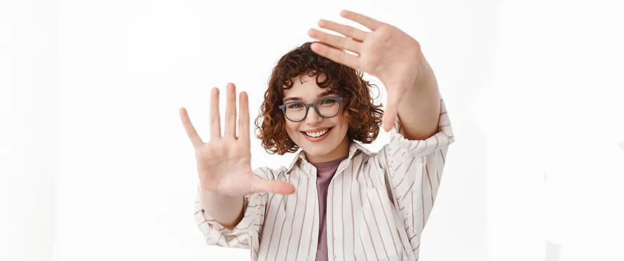 Защита от старения и успех в переговорах: 5 причин носить очки